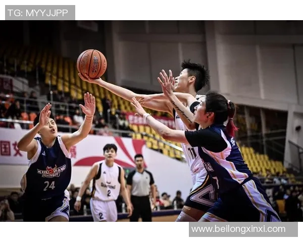 足球巨星挑战篮球游戏展现运动员多才多艺的精彩瞬间