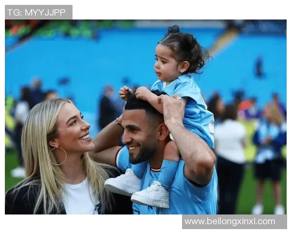 足球明星温馨时刻抱小孩视频展现亲子情深与运动员柔情一面