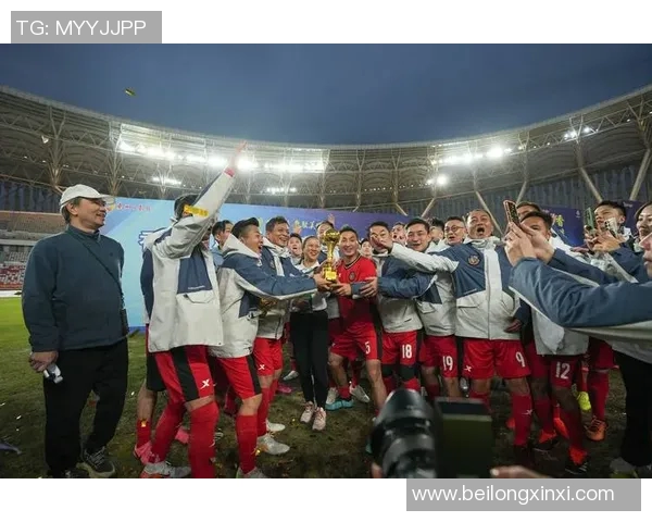 何家劲足球明星的真实身份揭秘及其在足球界的影响力分析